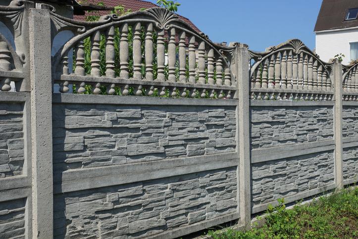 zdobione betonowe ogrodzenie